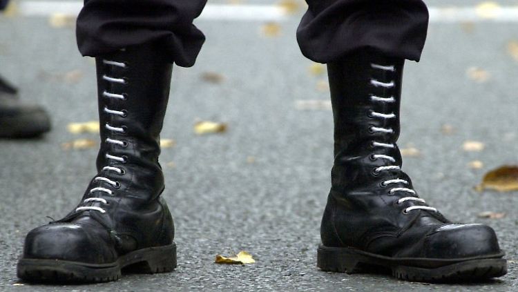 Zumeist fahndet die Polizei nach den Rechtsextremisten wegen Gewalttaten.