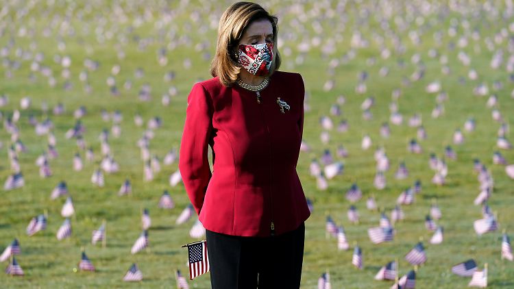 Jedes Fähnchen steht für einen toten US-Bürger. Top-Demokratin Nancy Pelosi bei einer Gedenkveranstaltung in Washington.