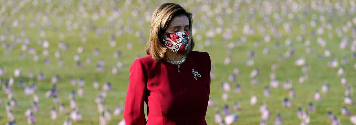 Jedes Fähnchen steht für einen toten US-Bürger. Top-Demokratin Nancy Pelosi bei einer Gedenkveranstaltung in Washington.