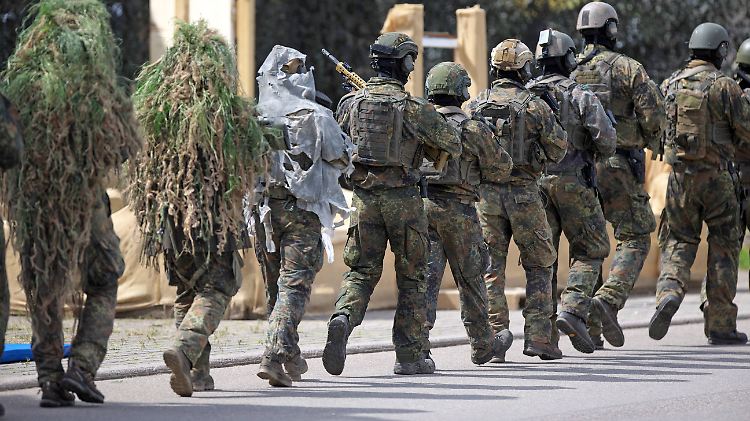 Ob Extremisten in den Bundeswehr-Uniformen stecken, soll der MAD künftig "aggressiver und effizienter" herausfinden. 