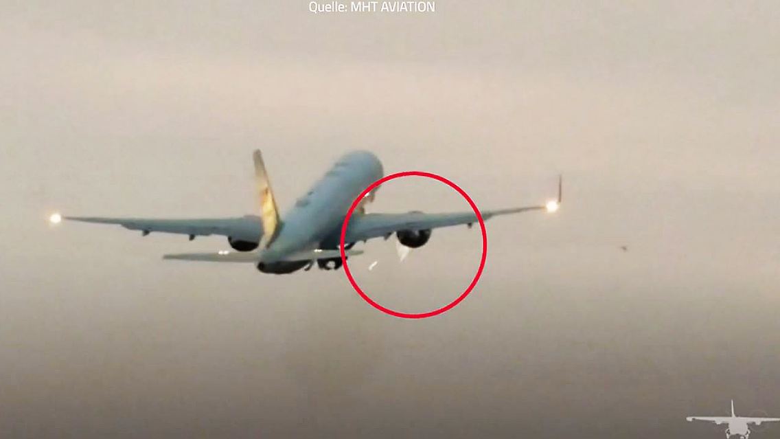 Flugzeug Air Force Two Mike Pence Vogelschlag.JPG