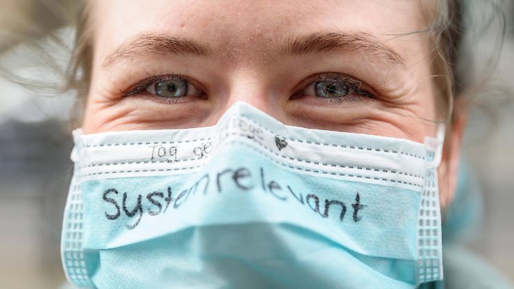 "In der Pflege zu arbeiten wird wieder attraktiver, wenn mehr Kolleginnen und Kollegen mit anpacken", hofft Gesundheitsminister Spahn.