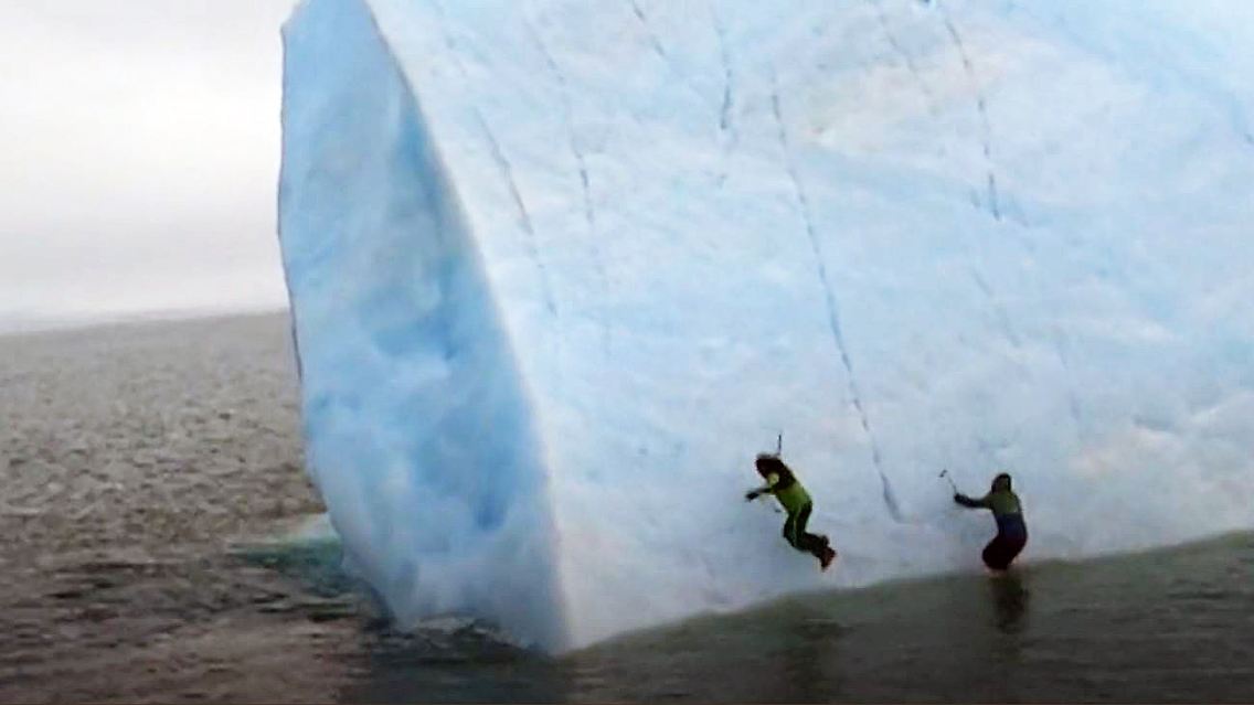 Eisberg kippt auf Kletterer 2.JPG