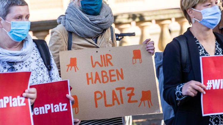Abgeordnete und Mitarbeiter der Linkspartei in Mecklenburg-Vorpommern demonstrieren für die Aufnahme von mehr Flüchtlingen.