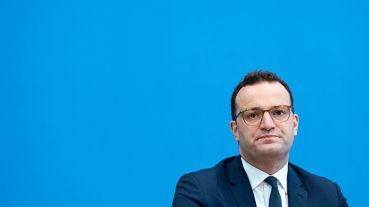 Jens Spahn wundert sich: Nur etwa die Hälfte derer, die ein positives Testergebnis bekommen haben, informierten ihre Kontakte per App.