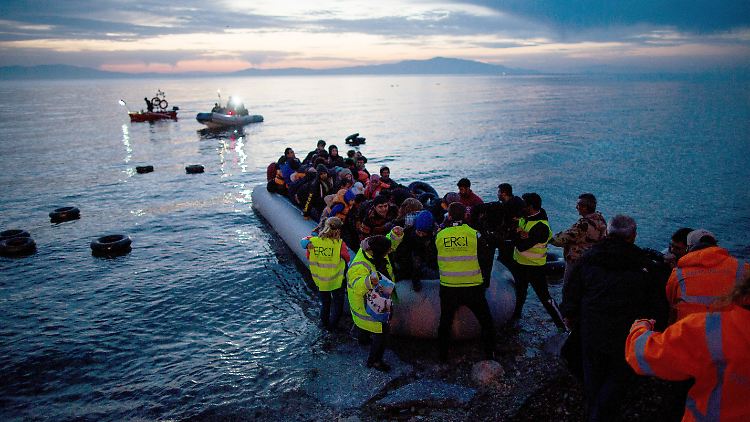 Die EU-Kommission sieht es als Pflicht an, in Seenot geratene Migranten zu retten.