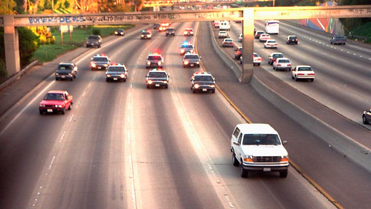 Millionen Amerikaner verfolgen die Flucht Simpsons - er sitzt in dem weißen Ford Bronco - und die Verfolgungsjagd live im Fernsehen.