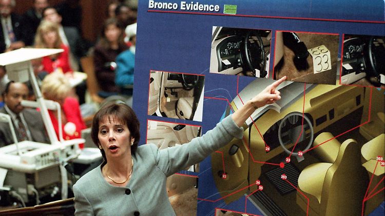 Das Anklage-Team um Staatsanwältin Marcia Clark konzentriert sich vor allem auf die gefundenen Blutspuren.