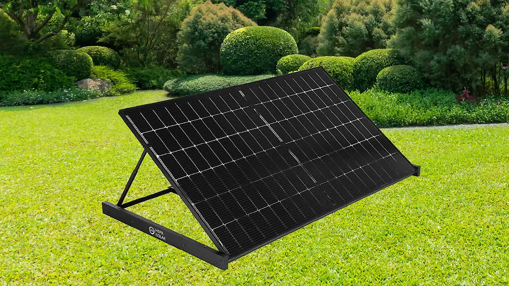 Ein-Balkonkraftwerk-laesst-sich-mit-der-richtigen-Halterung-auch-problemlos-im-Garten-aufstellen