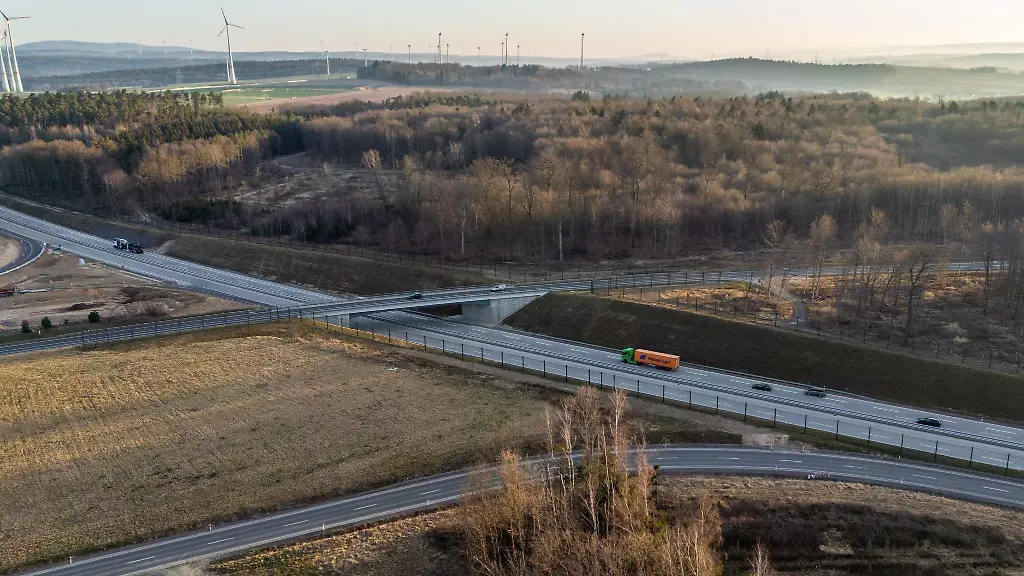 Der-Verkehr-rollt-auf-dem-umstrittenen-letzten-Teilstueck-der-Autobahn-49-in-Mittelhessen