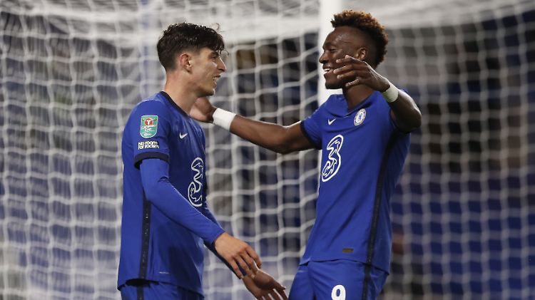 Dem ersten Treffer im neuen Chelsea-Trikot lässt Ex-Bayer Havertz (l.) gegen Zweitligist Bartnsley gleich noch zwei weitere folgen.