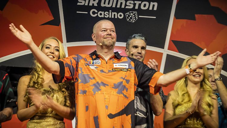 Da ist er wieder: Van Barneveld versucht es noch einmaml mit Darts.