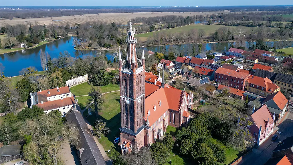 Die-St-Petri-Kirche-mit-ihrem-66-Meter-hohen-Turm-markiert-den-Rand-des-Woerlitzer-Parks