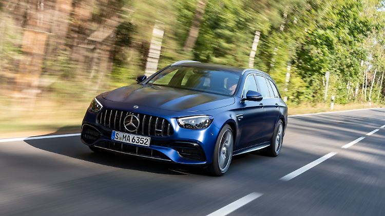 Mit neuen Scheinwerfern und prägnantem Kühlergrill fährt der Mercedes AMG E 63S jetzt vor.
