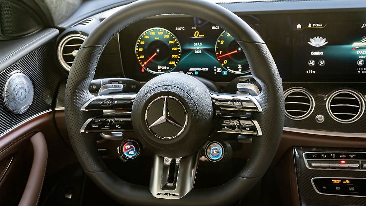 Ein neues Lenkrad mit neuen Schaltwippen ist ebenfalls eine Beigabe für die AMG-Modelle.