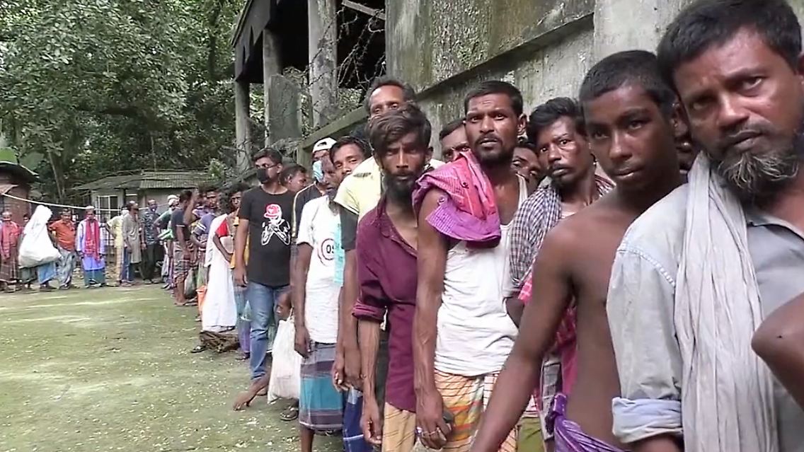 Hunderte Männer stehen Schlange für Arbeit in Dhaka, Bangladesch.jpg