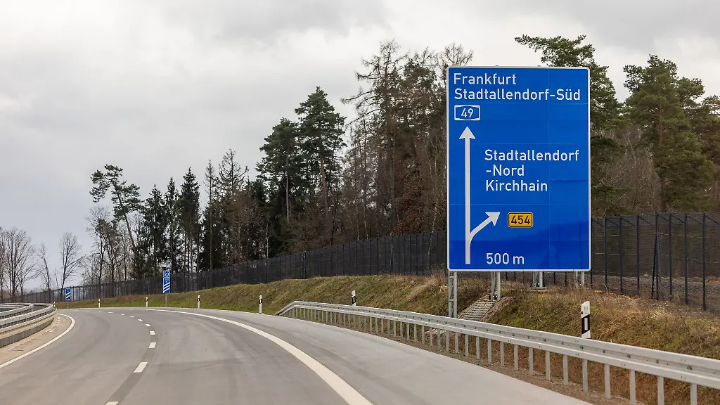 Das-neue-Teilstueck-der-A49-ist-gut-30-Kilometer-lang