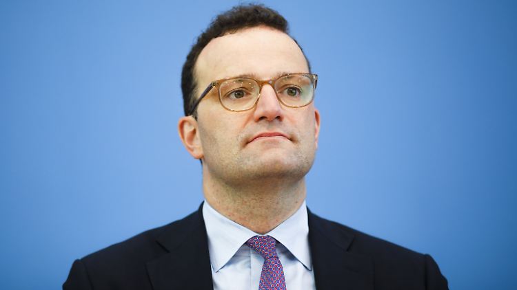 "Miteinander diskutieren, das ist Demokratie. Brüllen und beleidigen ist es nicht.", schrieb Spahn nach dem Vorfall auf Twitter.