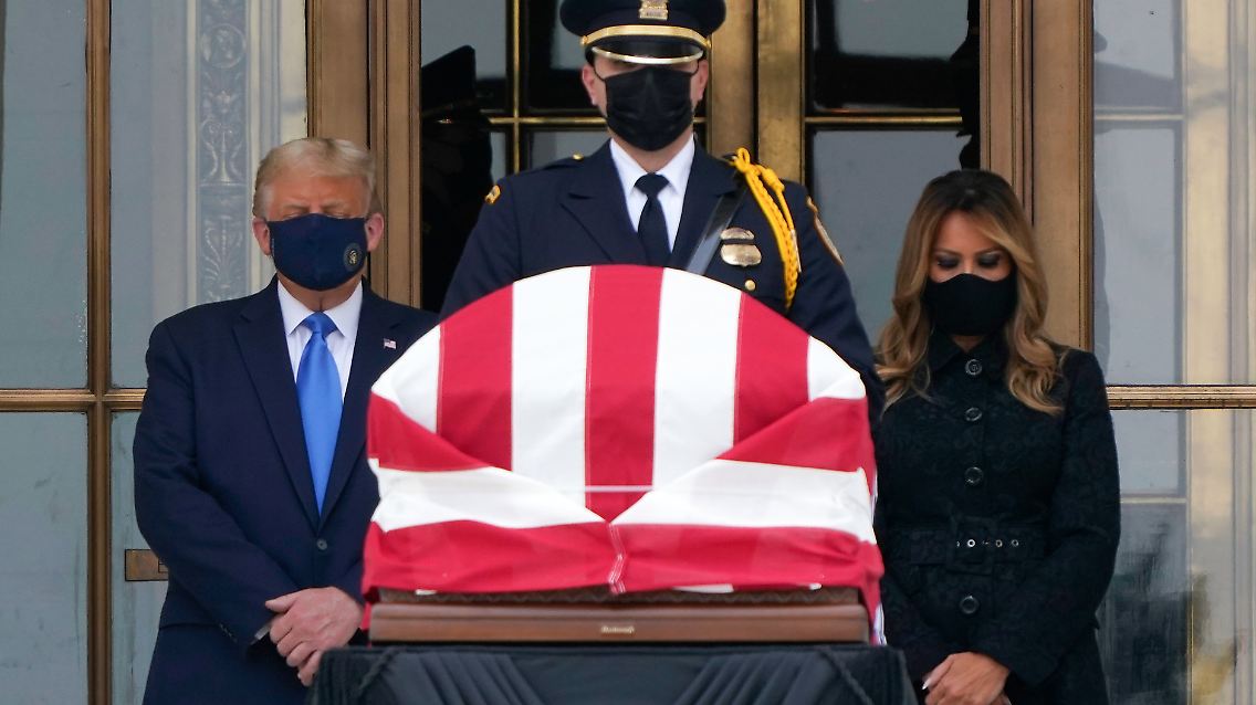 Trump trug - wie nur sehr selten - eine Maske. Vor Protesten schützte sie ihn aber nicht.