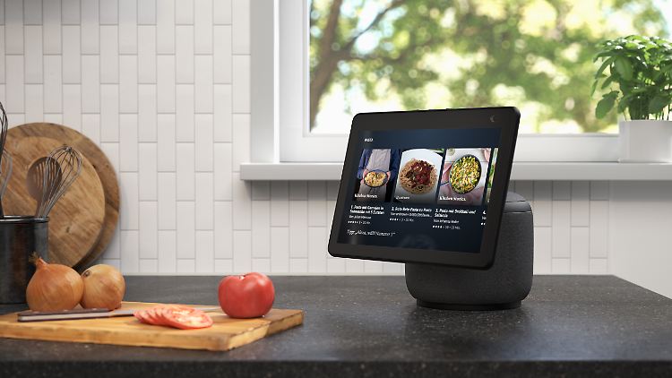 Das Display von "Echo Show" kann sich drehen, damit der Nutzer es im Blick behalten kann, auch wenn er sich im Raum bewegt.