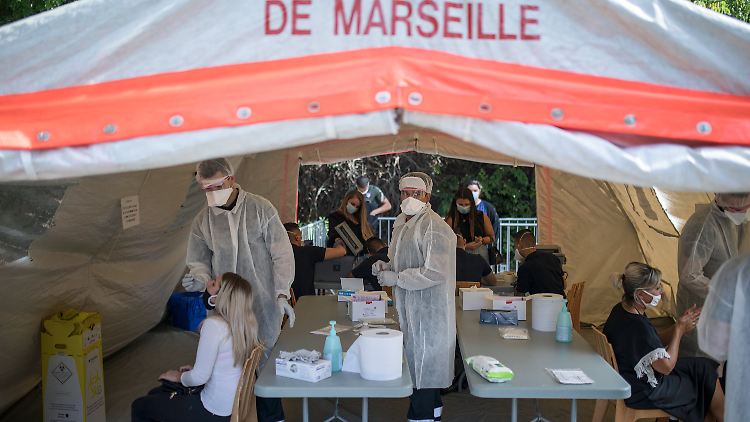 Ärzte testen Patienten auf das Coronavirus in einem mobilen Testzentrum in Marseille.