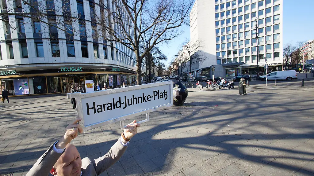 Das-Strassenschild-gibt-es-schon-am-Kurfuerstendamm-soll-ein-Platz-bald-an-Harald-Juhnke-erinnern