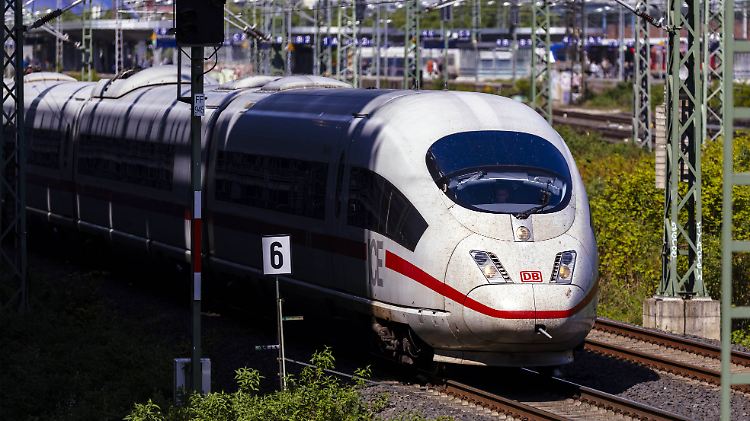 Die Bahn will in ICE-Zügen bis Ende des Jahres mehr Sitzplätze zur Verfügung stellen.