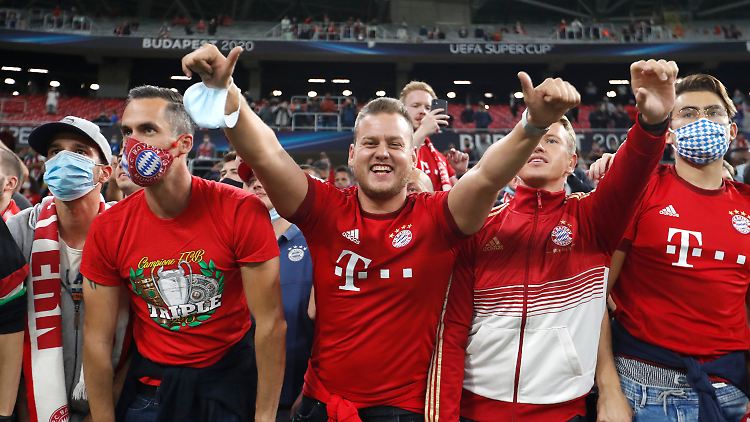 Zahlreiche Fans unterstützten ihren FC Bayern im Stadion - erstmals seit Langem.