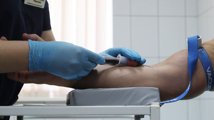 Impfstofftests dauern oft sehr lange. Bei "Human Challenge Trials" kann die Wirksamkeit unmittelbar festgestellt werden.