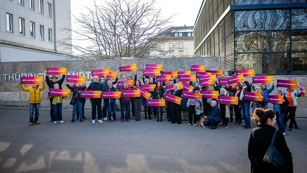 Das-Buendnis-Sahra-Wagenknecht-protestiert-vor-dem-Thueringer-Landtag-gegen-die-Lockerung-der-Schuldenbremse-fuer-den-Bereich-Verteidigung