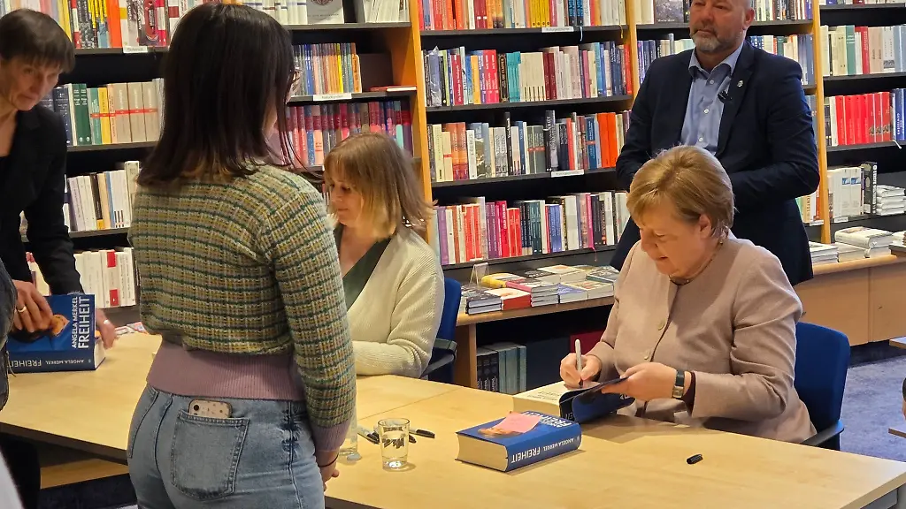 Altkanzlerin-Angela-Merkel-signiert-in-Braunschweig-fuer-Hunderte-Menschen-ihr-Buch