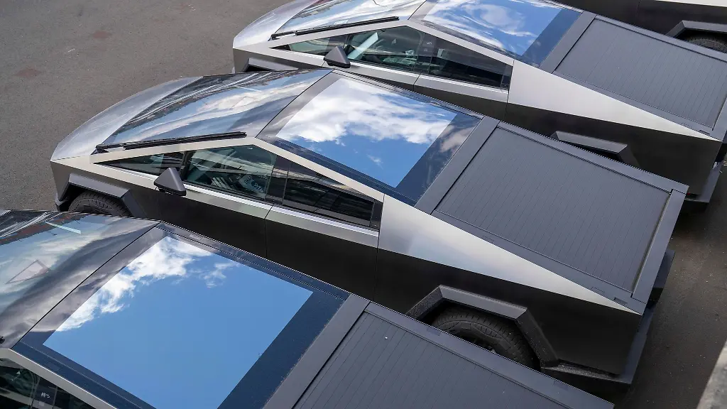 Die-Zierleisten-sind-am-Rand-der-Frontscheibe-und-des-Dachs-befestigt