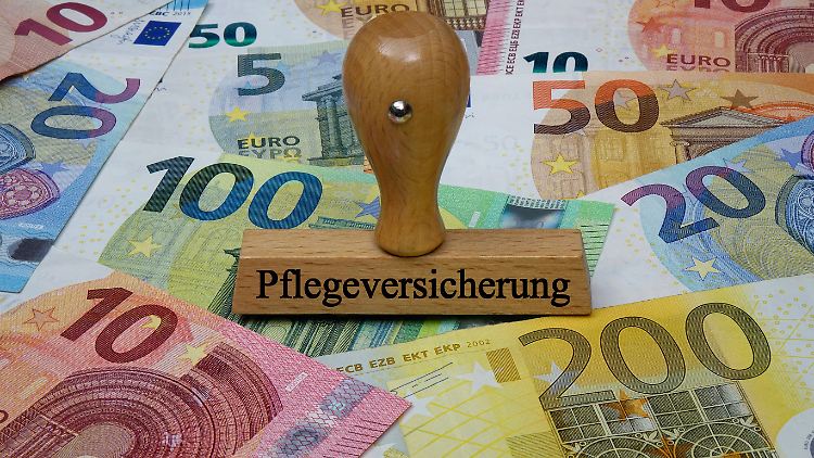 Vom gestaffelten Pflegepauschbetrag von bis zu 1800 Euro im Jahr profitieren die pflegenden Angehörigen, wenn ein Pflegegrad bewilligt wurde und die pflegebedürftige Person nicht in einem Pflegeheim lebt. 