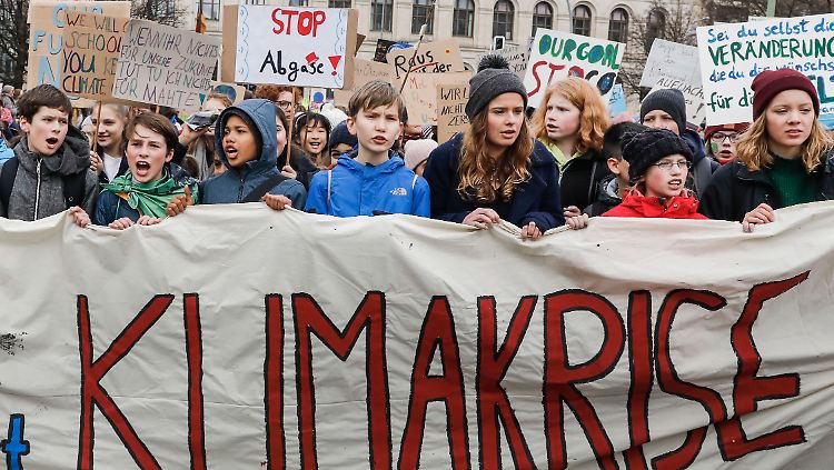 Carla Reemtsma (hier ganz rechts im Bild auf einer Demonstration am 15. März 2019 in Berlin) ist Mitorganisatorin der Schulstreiks in Deutschland.