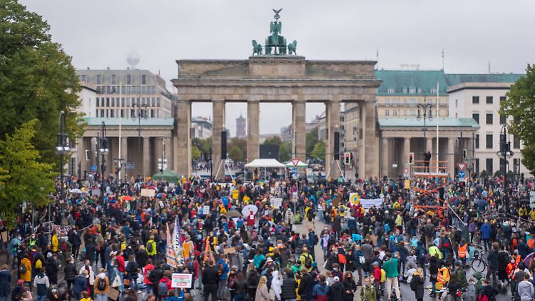 Klimastreik im Regen. Die Kundgebungen, wie hier am Brandenburger Tor, fingen um 12 Uhr an.