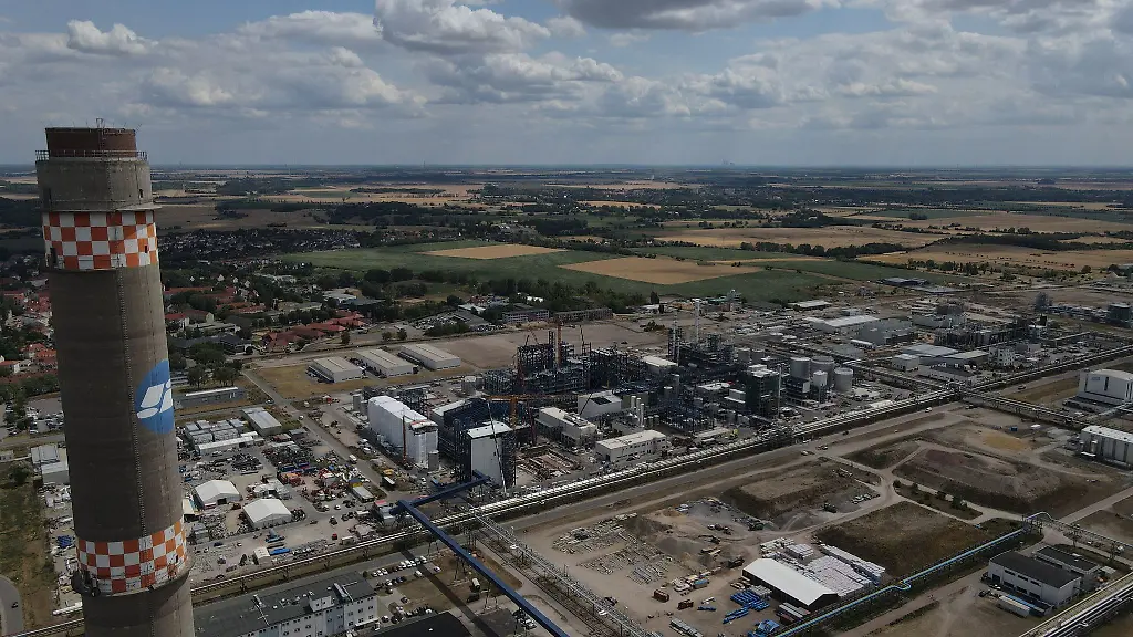 Gerade-auch-am-Chemiestandort-Leuna-denken-Unternehmen-um-In-einer-neuen-Raffinerie-sollen-chemische-Grundstoffe-statt-aus-Erdoel-aus-Holz-hergestellt-werden