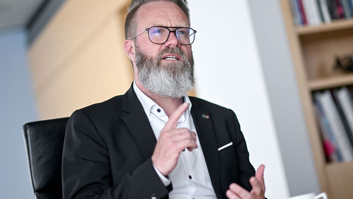 Hamburg Schleswig Holstein Treffen Mit Insolvenzverwalter Madsen Hamburg Schleswig Holstein Treffen Mit Insolvenzverwalter Madsen