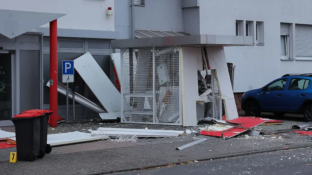 Sprengungen-von-Geldautomaten-koennen-eine-extreme-Gefahr-fuer-Passanten-und-Anwohner-sein