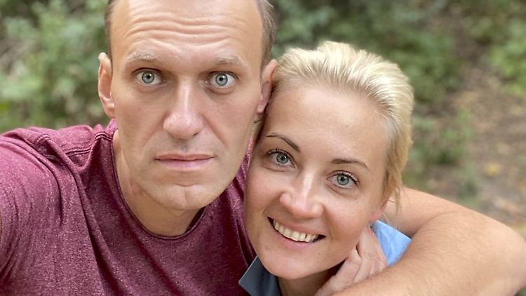 Dieses Bild von sich und seiner Ehefrau Julia veröffentlichte Alexej Nawalny am Freitag auf Instagram. Wo er sich derzeit aufhält, ist unklar.