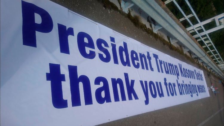 Auf kosovarischer Seite des Sees hängt ein Banner, das Trump für "Frieden" dankt.