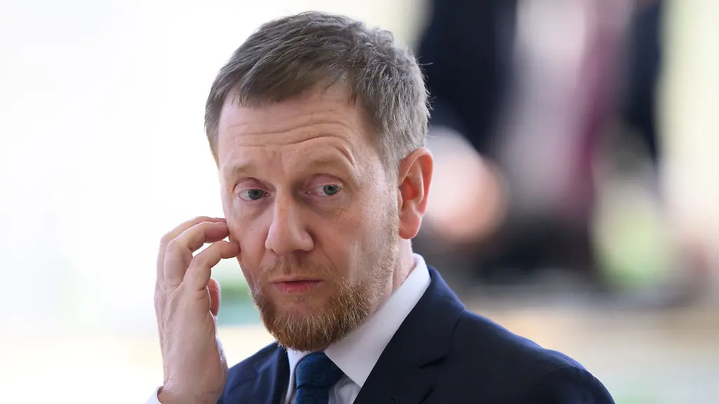 Sachsens-Ministerpraesident-Michael-Kretschmer-steht-zum-Milliarden-Finanzpaket-fuer-Verteidigung-und-Infrastruktur