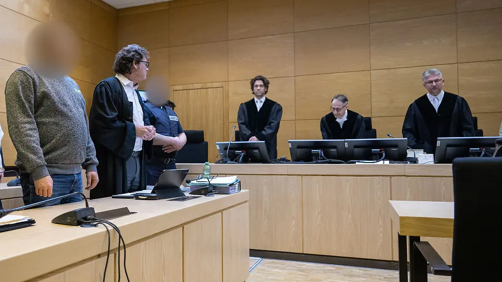 Beim-Prozessbeginn-steht-der-40-jaehrige-Angeklagte-links-neben-seinem-Anwalt-Martin-Rother-im-Landgericht-Bielefeld