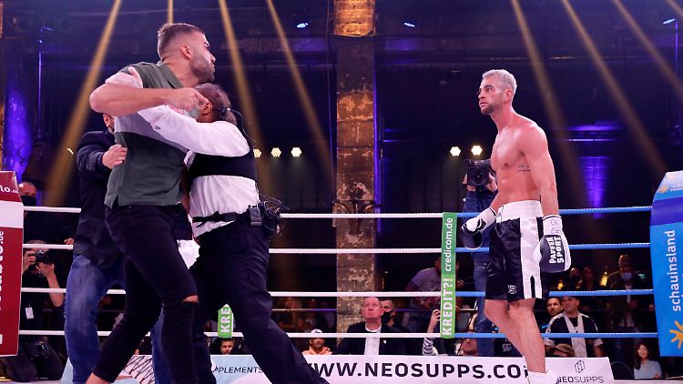 Serkan Yavuz schaut verdutzt: Mit Rafi Rachek steht plötzlich ein neuer Kontrahent im Ring.