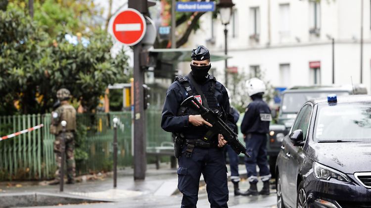 Nach der Messerattacke sicherten Polizisten den Tatort.