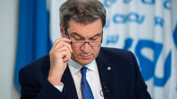 Er habe lange überlegt, sagt Markus Söder, "ob ich das mal vorlese". In seiner CSU-Parteitagsrede zitiert er aus Morddrohungen gegen ihn.