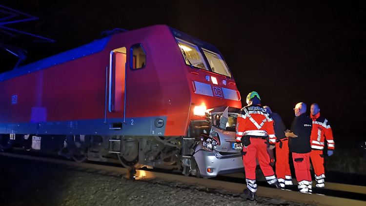 Aus dem völlig deformierten Toyota konnte die Fahrerin nur tot geborgen werden.
