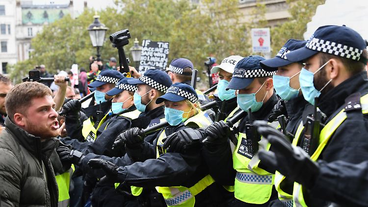 Britische Medien berichteten von 15.000 Demonstranten, alle ohne Masken.