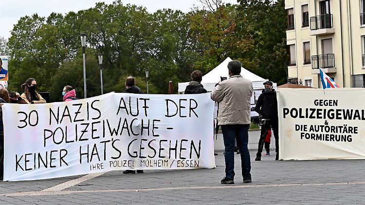 In Mülheim an der Ruhr haben Polizisten rechtsextreme Propaganda per Whatsapp ausgetauscht. Der Bundesverfassungsschutz nimmt solche Fälle jetzt genauer unter die Lupe.