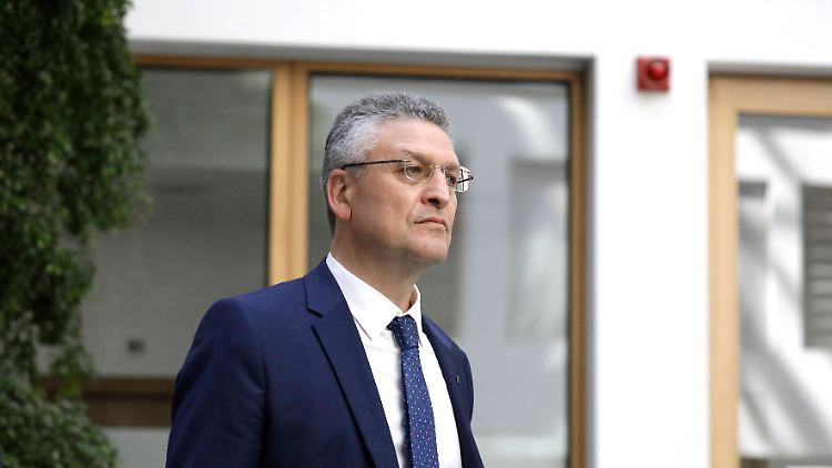 RKI-Chef Wieler: In  Betrieben gebe es spektakuläre Ausbrüche, aber nicht sehr viele.