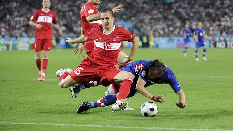 Aşık (vorne) bei der Europameisterschaft 2008.